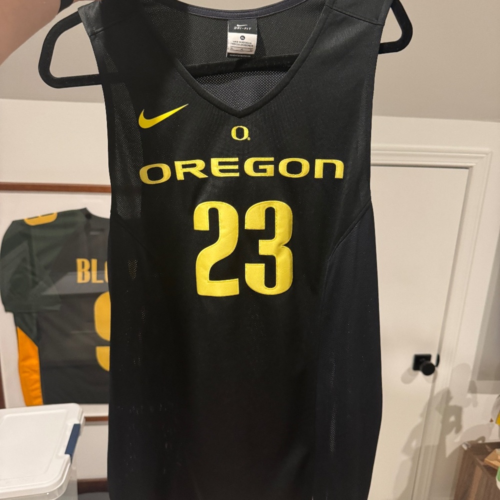 Oregon Ducks Basketball Jersey in Black/Yellow size XL